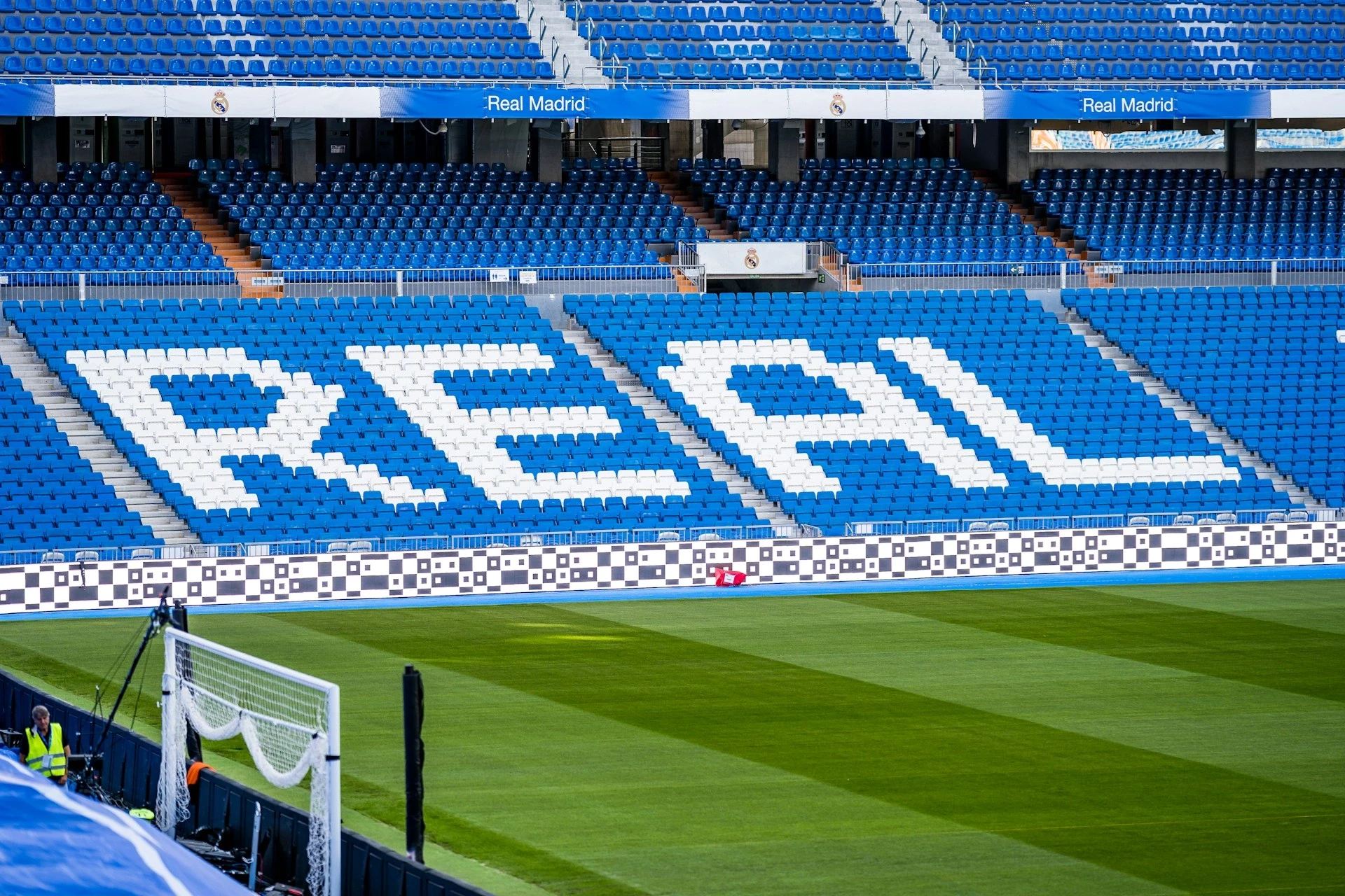 Stadiontour im Santiago Bernabéu | Real Madrid Tickets & Reisen Blick auf die blauen Sitzreihen im Santiago Bernabéu, die mit weißen Sitzen das Wort „REAL“ formen. Sichern Sie sich Ihre Real Madrid Tickets, um dieses ikonische Stadion live zu erleben.